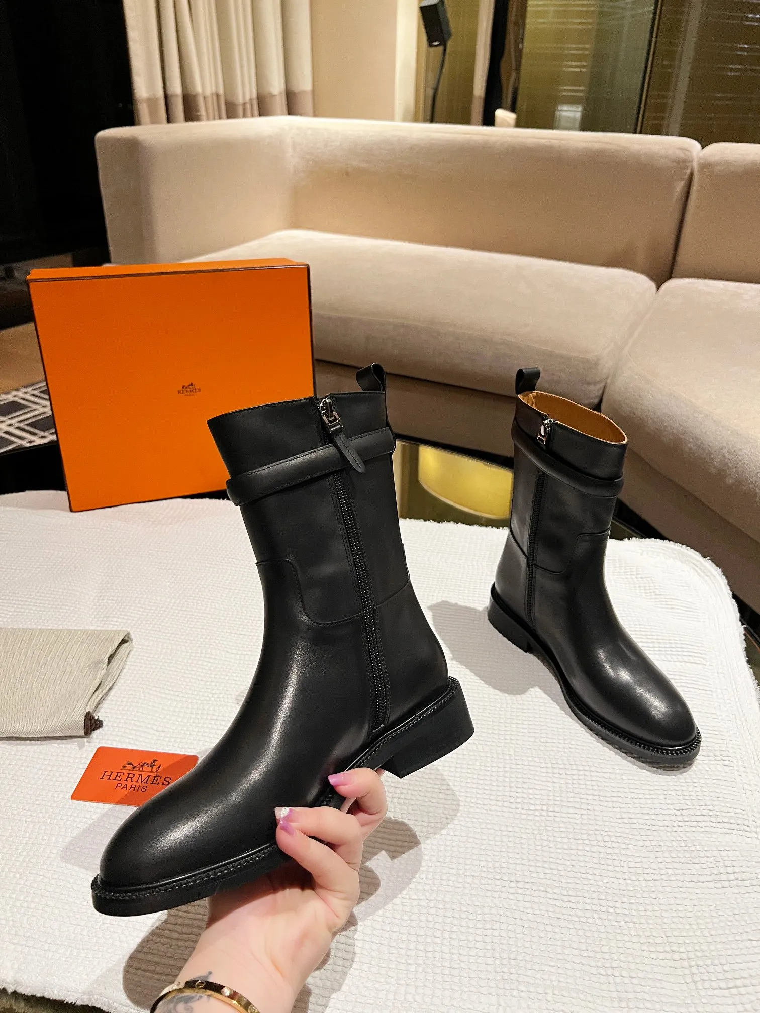 👟👟Ex-factory price 640👟👟 Top version Purchase the original 3D three-dimensional last leg craft boot shaft that does not deform in three dimensions H Home 2025 autumn and winter new HERMES Hermès classic long boots, naturally have unique craftsmanship and quality. The leather of this boot is all imported and customized, and the inner material is also imported custom cowhide. It is easy to wear, comfortable and looks good in everything. It is a must-have autumn and winter style, and the style lasts forever. It is a knight boot that will never go out of style no matter how you wear it. Upper: Imported original calfskin Lining: Imported cowhide lining Size: Female 35-39 (40 41 non-returnable and non-exchangeable)